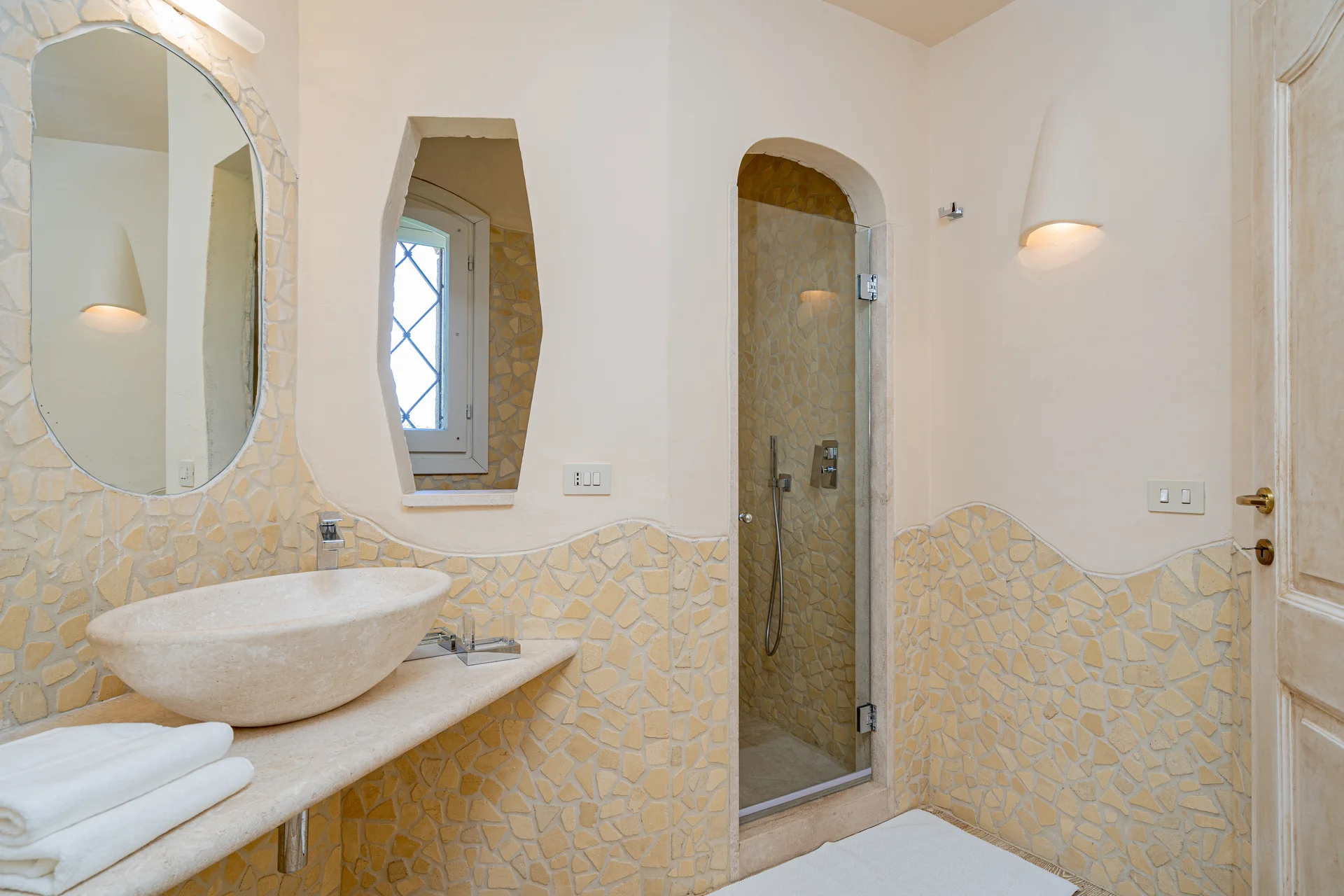 Bagno mosaico pietra arancio con lavabo marmo
