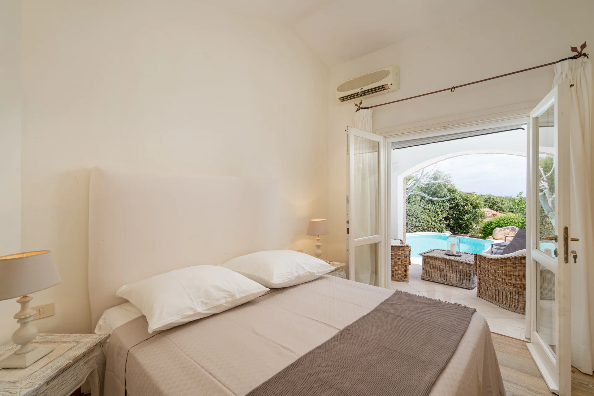 Suite 2 - Camera Matrimoniale Piano Superiore con Vista Piscina
