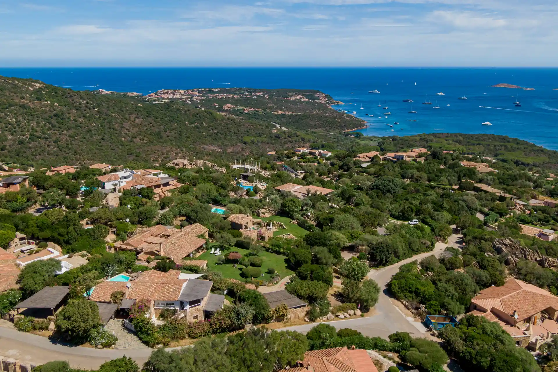 Villa con piscina e mare, vista drone