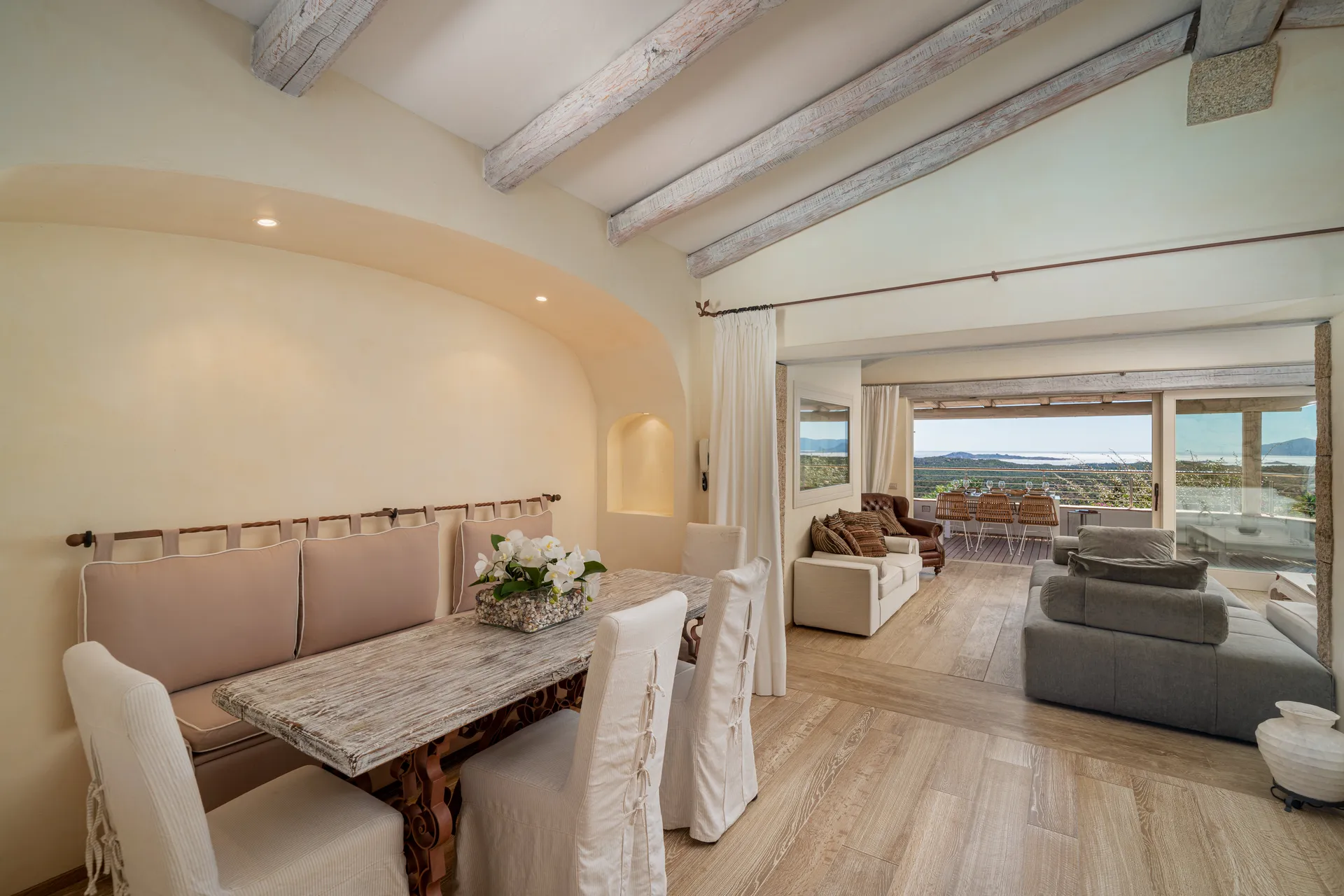 Sala pranzo con arco e nicchia illuminata