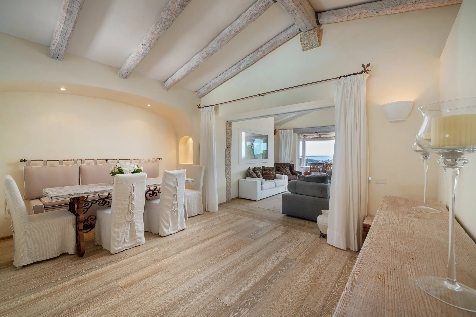 Sala pranzo interna, tavolo antico