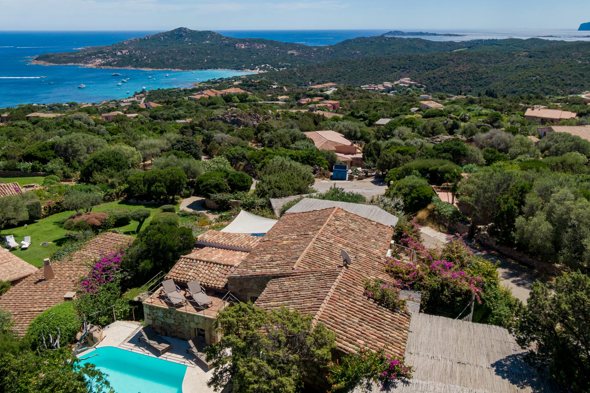Drone: villa con piscina e mare